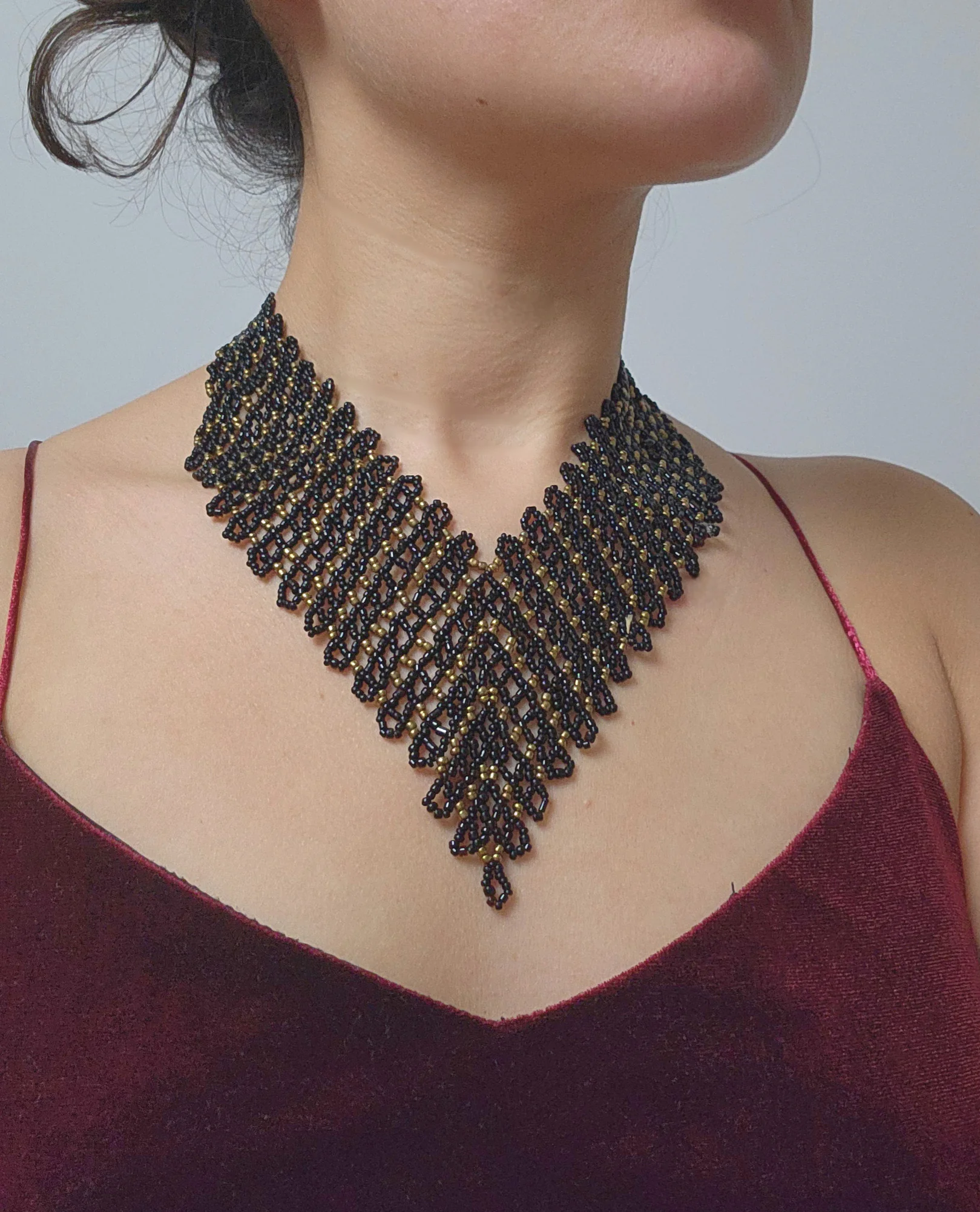 model_vnecklace_1781040583143.webp